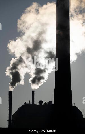 Das Igony-Heizwerk Essen-Rüttenscheid, ein mit Erdgas betriebenes Fernwärme Heizwerk, das u.a. das Uni-Klinikum Essen und das Alfried-Krupp-Krankenhaus, in der Nähe und viele Wohnhäuser ganzjährig mit Fernwärme versorgt, kalter Wintermorgen, Rauchfahnen, NRW, Deutschland, Fernwärme Heizwerk *** das Igony Heizwerk in Essen Rüttenscheid, ein mit Erdgas betriebenes Fernwärmewerk, das das Universitätsklinikum Essen und das Alfried Krupp Krankenhaus in der Nähe und viele Wohngebäude mit Fernwärme das ganze Jahr über versorgt, kalten Wintermorgen, Rauchfahnen, NRW, Deutschland, dist Stockfoto