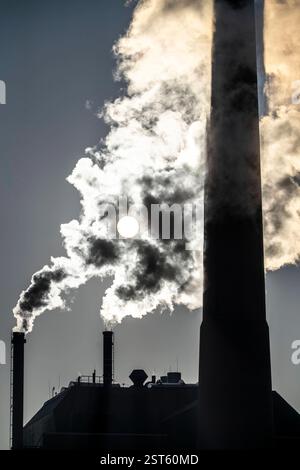 Das Igony-Heizwerk Essen-Rüttenscheid, ein mit Erdgas betriebenes Fernwärme Heizwerk, das u.a. das Uni-Klinikum Essen und das Alfried-Krupp-Krankenhaus, in der Nähe und viele Wohnhäuser ganzjährig mit Fernwärme versorgt, kalter Wintermorgen, Rauchfahnen, NRW, Deutschland, Fernwärme Heizwerk *** das Igony Heizwerk in Essen Rüttenscheid, ein mit Erdgas betriebenes Fernwärmewerk, das das Universitätsklinikum Essen und das Alfried Krupp Krankenhaus in der Nähe und viele Wohngebäude mit Fernwärme das ganze Jahr über versorgt, kalten Wintermorgen, Rauchfahnen, NRW, Deutschland, dist Stockfoto