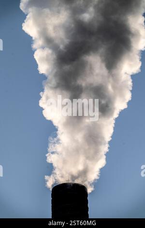 Das Igony-Heizwerk Essen-Rüttenscheid, ein mit Erdgas betriebenes Fernwärme Heizwerk, das u.a. das Uni-Klinikum Essen und das Alfried-Krupp-Krankenhaus, in der Nähe und viele Wohnhäuser ganzjährig mit Fernwärme versorgt, kalter Wintermorgen, Rauchfahnen, NRW, Deutschland, Fernwärme Heizwerk *** das Igony Heizwerk in Essen Rüttenscheid, ein mit Erdgas betriebenes Fernwärmewerk, das das Universitätsklinikum Essen und das Alfried Krupp Krankenhaus in der Nähe und viele Wohngebäude mit Fernwärme das ganze Jahr über versorgt, kalten Wintermorgen, Rauchfahnen, NRW, Deutschland, dist Stockfoto