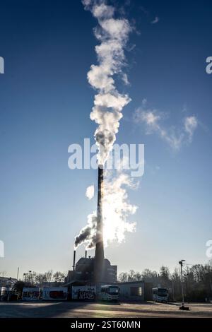 Das Igony-Heizwerk Essen-Rüttenscheid, ein mit Erdgas betriebenes Fernwärme Heizwerk, das u.a. das Uni-Klinikum Essen und das Alfried-Krupp-Krankenhaus, in der Nähe und viele Wohnhäuser ganzjährig mit Fernwärme versorgt, kalter Wintermorgen, Rauchfahnen, NRW, Deutschland, Fernwärme Heizwerk *** das Igony Heizwerk in Essen Rüttenscheid, ein mit Erdgas betriebenes Fernwärmewerk, das das Universitätsklinikum Essen und das Alfried Krupp Krankenhaus in der Nähe und viele Wohngebäude mit Fernwärme das ganze Jahr über versorgt, kalten Wintermorgen, Rauchfahnen, NRW, Deutschland, dist Stockfoto