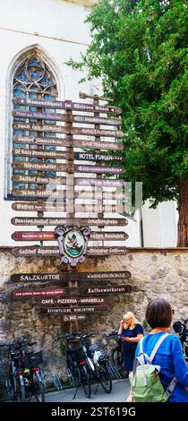 Riesiges mehrfaches Straßenschild in der Altstadt von Attersee am Attersssee in den österreichischen Alpen Stockfoto