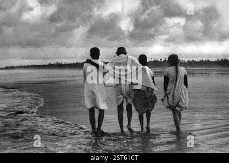 Mahatma gandhi mit Mitarbeitern am juhu Beach in mumbai in maharashtra, Indien, Asien, 1944, Asien Stockfoto