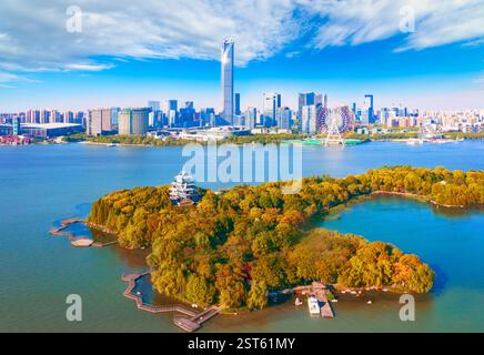 Pfirsichblüteninsel und das andere Ufer des Lake East CBD in Suzhou City, Provinz Jiangsu, China Stockfoto