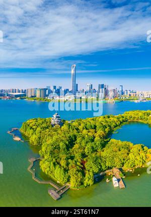 Pfirsichblüteninsel und das andere Ufer des Lake East CBD in Suzhou City, Provinz Jiangsu, China Stockfoto