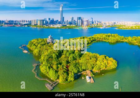 Pfirsichblüteninsel und das andere Ufer des Lake East CBD in Suzhou City, Provinz Jiangsu, China Stockfoto