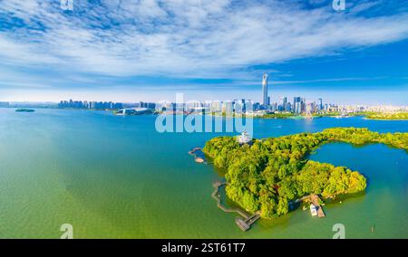 Pfirsichblüteninsel und das andere Ufer des Lake East CBD in Suzhou City, Provinz Jiangsu, China Stockfoto