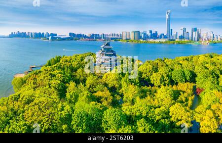 Pfirsichblüteninsel und das andere Ufer des Lake East CBD in Suzhou City, Provinz Jiangsu, China Stockfoto