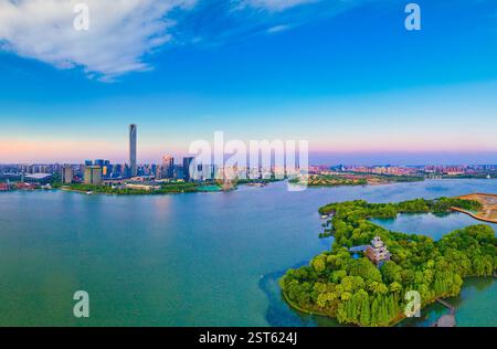 Pfirsichblüteninsel und das andere Ufer des Lake East CBD in Suzhou City, Provinz Jiangsu, China Stockfoto