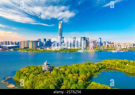 Pfirsichblüteninsel und das andere Ufer des Lake East CBD in Suzhou City, Provinz Jiangsu, China Stockfoto