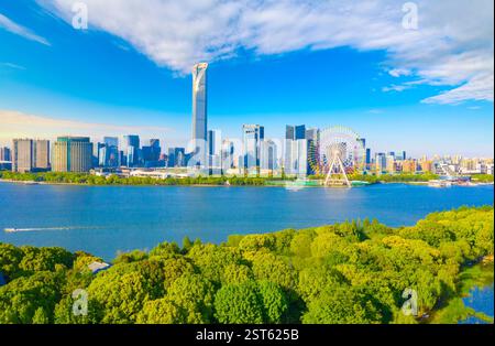 Pfirsichblüteninsel und das andere Ufer des Lake East CBD in Suzhou City, Provinz Jiangsu, China Stockfoto