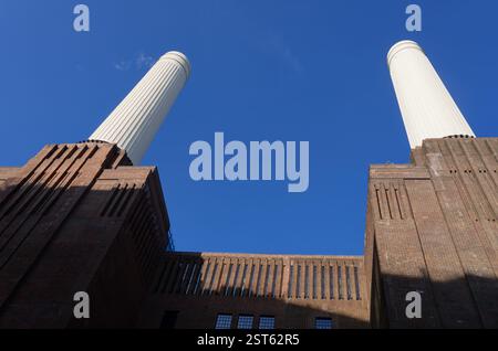Der legendäre weiße Kamin des historischen Battersea Power Station, verwendet im Film 1984, London, England Stockfoto