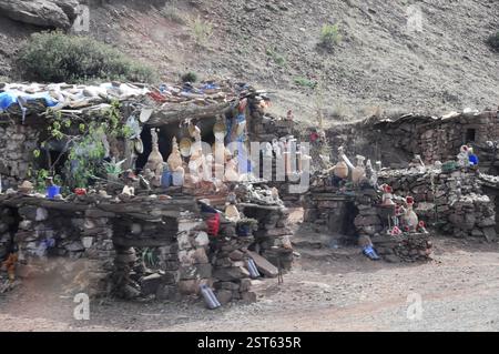 Ein rustikaler Straßenmarkt mit Keramikwaren auf einem Hügel, auf dem Weg zum Tichka Pass, Col du Tichka, 2260 m, Marokko, Afrika Stockfoto