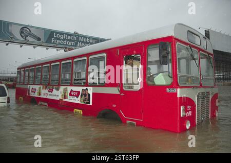 Überschwemmung aufgrund von starkem Regen, der zeigt, dass Bus halb in überflutetem Wasser verschmolzen Monsun, Weltrekordregen in Bombay, jetzt Mumbai, Maharashtra, Indien, Asien Stockfoto