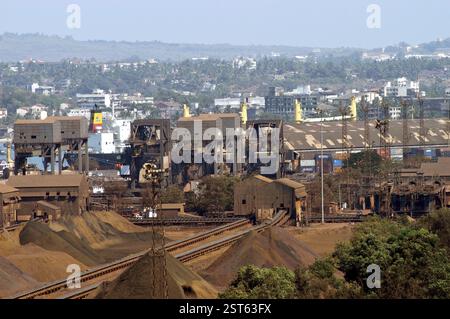 Transport, Eisenerz wartet auf die Verladung auf Massengutfrachter im voll befüllten Mormugao Port Trust Dock in Vasco in Südwest-Goa, Indien, Asien Stockfoto
