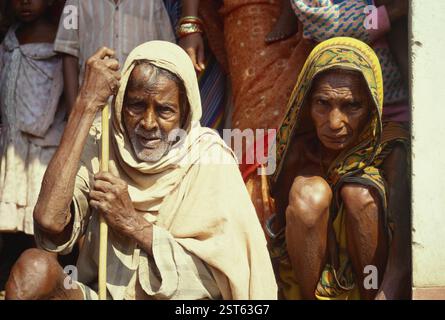 Betroffener alter Mann und Frau, Zyklon in Orissa, Indien November 1999 KEIN MR Stockfoto