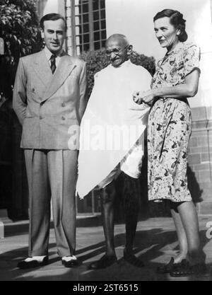 Mahatma Gandhi bei seinem ersten Treffen mit britischen Vizekönig Lord Mountbatten und seine Frau, Neu-Delhi, 31. März 1947 - MODEL RELEASE NICHT VERFÜGBAR Stockfoto