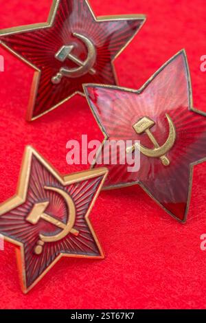 Nahaufnahme des sowjetischen Hammer- und Sichelmütze-Abzeichens / sowjetische Armee-Abzeichen. Auch für den Kommunismus, die sowjetische Geschichte, das russische Reich und die Unterdrückung. Siehe Hinweise Stockfoto