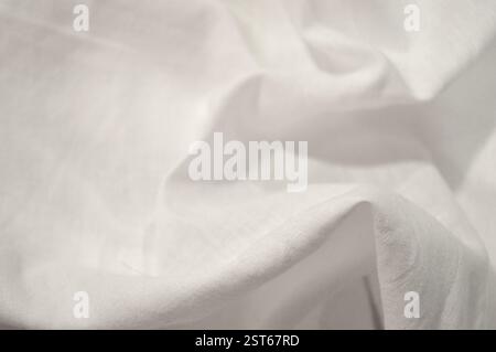 Nahaufnahme aus weichem, weißem Material, das ein Gefühl von Reinheit und Einfachheit schafft. Stockfoto