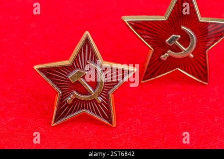 Nahaufnahme des sowjetischen Hammer- und Sichelmütze-Abzeichens / sowjetische Armee-Abzeichen. Auch für den Kommunismus, die sowjetische Geschichte, das russische Reich und die Unterdrückung. Siehe Hinweise Stockfoto