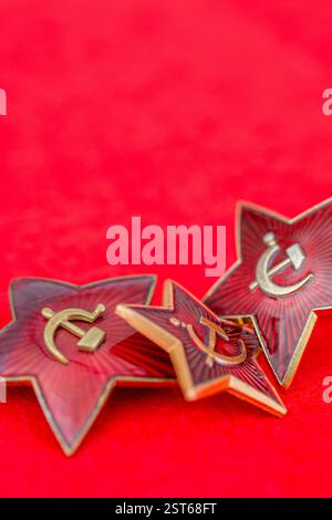 Nahaufnahme des sowjetischen Hammer- und Sichelmütze-Abzeichens / sowjetische Armee-Abzeichen. Auch für den Kommunismus, die sowjetische Geschichte, das russische Reich und die Unterdrückung. Siehe Hinweise Stockfoto