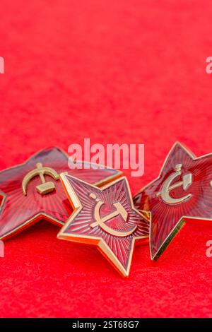 Nahaufnahme des sowjetischen Hammer- und Sichelmütze-Abzeichens / sowjetische Armee-Abzeichen. Auch für den Kommunismus, die sowjetische Geschichte, das russische Reich und die Unterdrückung. Siehe Hinweise Stockfoto
