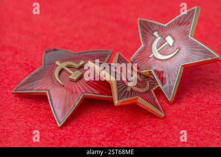 Nahaufnahme des sowjetischen Hammer- und Sichelmütze-Abzeichens / sowjetische Armee-Abzeichen. Auch für den Kommunismus, die sowjetische Geschichte, das russische Reich und die Unterdrückung. Siehe Hinweise Stockfoto