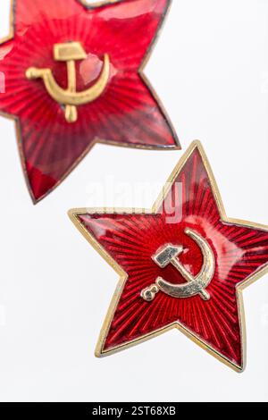 Nahaufnahme des sowjetischen Hammer- und Sichelmütze-Abzeichens / sowjetische Armee-Abzeichen. Auch für den Kommunismus, die sowjetische Geschichte, das russische Reich und die Unterdrückung. Siehe Hinweise Stockfoto