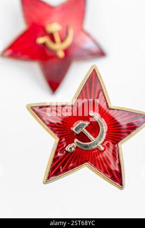 Nahaufnahme des sowjetischen Hammer- und Sichelmütze-Abzeichens / sowjetische Armee-Abzeichen. Auch für den Kommunismus, die sowjetische Geschichte, das russische Reich und die Unterdrückung. Siehe Hinweise Stockfoto