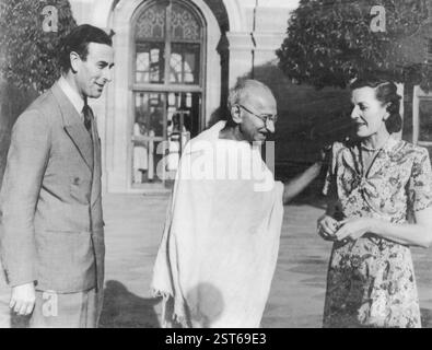 Mahatma Gandhi bei seinem ersten Treffen mit dem britischen Vizekönig Lord Mountbatten und seiner Frau, Neu-Delhi, Indien, Asien, März 31, 1947, Asien Stockfoto