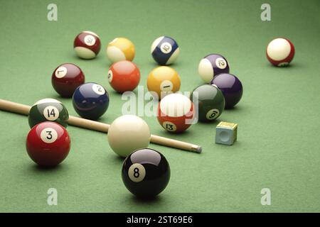 Snooker, Billardbälle mit Queue auf Snookertisch Stockfoto