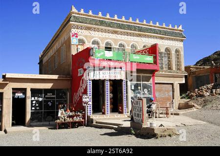 Tichka Pass, Col du Tichka, 2260m, traditionelles marokkanisches Café-Restaurant mit farbenfroher Werbung, am Tichka Pass, Col du Tichka, 2260m, Marokko Stockfoto