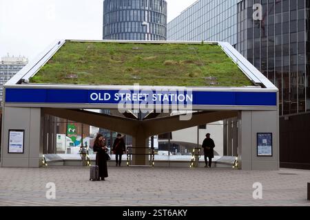 Leute vor der neuen Old Street Station Außenansicht des Eingangs und des grünen Dachs am Silicon Roundabout Shoreditch London England UK KATHY DEWITT Stockfoto