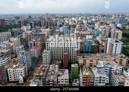 Ein Blick aus der Vogelperspektive auf Dhakas Gegend Mirpur, das die pulsierende Stadtlandschaft und die dichte Stadtlandschaft von Bangladeschs geschäftiger Hauptstadt zeigt. Stockfoto