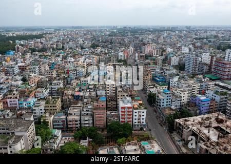 Ein Blick aus der Vogelperspektive auf Dhakas Gegend Mirpur, das die pulsierende Stadtlandschaft und die dichte Stadtlandschaft von Bangladeschs geschäftiger Hauptstadt zeigt. Stockfoto