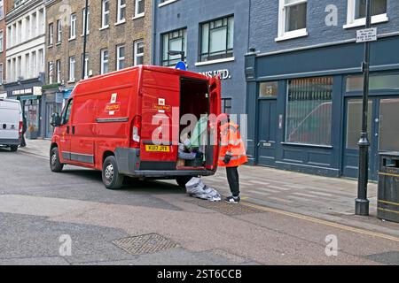 Mann von Red Royal Mail Van und Postarbeiter, der Liefersäcke auf der Whitecross Street in East London, England, Großbritannien, entlädt KATHY DEWITT Stockfoto