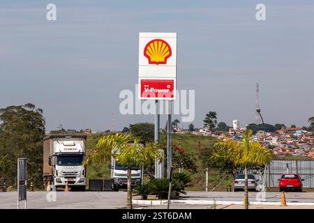 Sao Paulo, Brazi - 27. november 2020 - Shell-Logo-Schild an der Tankstelle. Die Shell Oil Company ist eine der größten Ölkonzerne in den USA Stockfoto