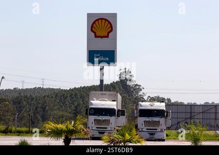 Sao Paulo, Brazi - 27. november 2020 - Shell-Logo-Schild an der Tankstelle. Die Shell Oil Company ist eine der größten Ölkonzerne in den USA Stockfoto