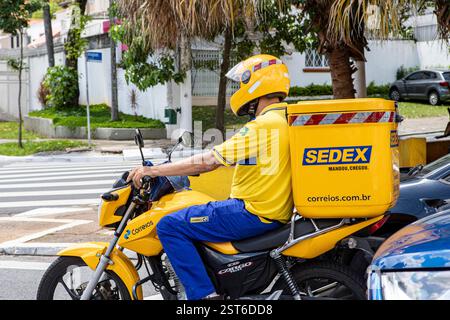 Sao Paulo, Brasilien - 12. märz 20121: Ein Biker aus Correios wird während seiner Fahrt mit seinem Motorrad in Sao Paulo, Brasilien, mit einem Helm gesehen Stockfoto