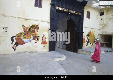 Wandmalerei auf Bagore KI Haveli, Udaipur, Rajasthan, Indien, Asien Stockfoto