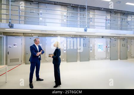 WESTZAAN – Staatssekretärin Ingrid Coenradie (r) für Justiz und Sicherheit und Mark van Reeven Direktor JC Zaanstad während eines Besuchs im Strafvollzug Zaanstad. Coenradie will Hunderte Millionen Euro zusätzlich in Gefängnisse, um Probleme zu lösen. Insbesondere aufgrund des Personalmangels besteht in Gefängnissen ein akuter Platzmangel. ANP ROBIN VAN LONKHUIJSEN niederlande aus - belgien aus Stockfoto