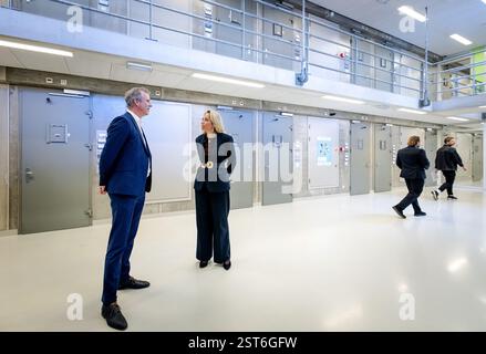 WESTZAAN – Staatssekretärin Ingrid Coenradie (r) für Justiz und Sicherheit und Mark van Reeven Direktor JC Zaanstad während eines Besuchs im Strafvollzug Zaanstad. Coenradie will Hunderte Millionen Euro zusätzlich in Gefängnisse, um Probleme zu lösen. Insbesondere aufgrund des Personalmangels besteht in Gefängnissen ein akuter Platzmangel. ANP ROBIN VAN LONKHUIJSEN niederlande aus - belgien aus Stockfoto