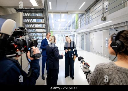 WESTZAAN – Staatssekretärin Ingrid Coenradie (r) für Justiz und Sicherheit und Mark van Reeven Direktor JC Zaanstad während eines Besuchs im Strafvollzug Zaanstad. Coenradie will Hunderte Millionen Euro zusätzlich in Gefängnisse, um Probleme zu lösen. Insbesondere aufgrund des Personalmangels besteht in Gefängnissen ein akuter Platzmangel. ANP ROBIN VAN LONKHUIJSEN niederlande aus - belgien aus Stockfoto