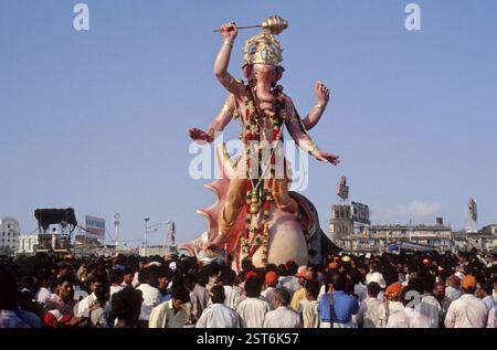 Ganesh ganpati Festival Eintauchen von Elephant Head Herr Idol sitzt auf conch, girgaon, Bombay Mumbai, Maharashtra, Indien Stockfoto