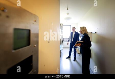WESTZAAN – Staatssekretärin Ingrid Coenradie (r) für Justiz und Sicherheit und Mark van Reeven Direktor JC Zaanstad während eines Besuchs im Strafvollzug Zaanstad. Coenradie will Hunderte Millionen Euro zusätzlich in Gefängnisse, um Probleme zu lösen. Insbesondere aufgrund des Personalmangels besteht in Gefängnissen ein akuter Platzmangel. ANP ROBIN VAN LONKHUIJSEN niederlande aus - belgien aus Stockfoto