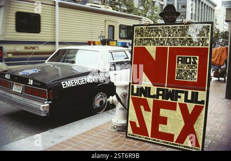 AIDS-Plakat, Straßenszene Stockfoto