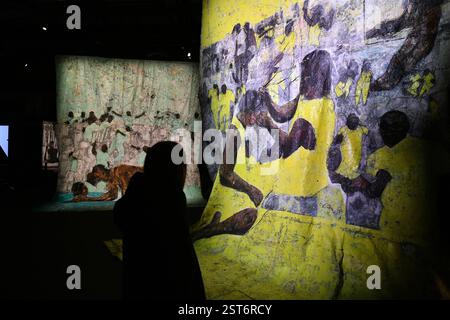 In einer großen Ausstellung widmet sich das Weltkulturerbe Völklinger Hütte dem Kontinent Afrika. Dabei soll mit Klischees und Vorurteilen aufräumt werden. Die wahre Größe Afrikas - auch die wahre Größe Afrikas ist der Titel der großen Jahresausstellung im Weltkulturerbe Völklinger Hütte. Tatsächlich wird dieser Kontinent in Atlanten oder Welt-Karten immer kleiner dargestellt, als er tatsächlich ist. Hier ein Rundgang durch die Ausstellung am Montag 17.2,2025. *** Das Weltkulturerbe der Völklinger Hütte widmet eine große Ausstellung dem Kontinent Afrika, dem wahren s Stockfoto