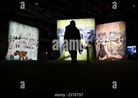 In einer großen Ausstellung widmet sich das Weltkulturerbe Völklinger Hütte dem Kontinent Afrika. Dabei soll mit Klischees und Vorurteilen aufräumt werden. Die wahre Größe Afrikas - auch die wahre Größe Afrikas ist der Titel der großen Jahresausstellung im Weltkulturerbe Völklinger Hütte. Tatsächlich wird dieser Kontinent in Atlanten oder Welt-Karten immer kleiner dargestellt, als er tatsächlich ist. Hier ein Rundgang durch die Ausstellung am Montag 17.2,2025. *** Das Weltkulturerbe der Völklinger Hütte widmet eine große Ausstellung dem Kontinent Afrika, dem wahren s Stockfoto