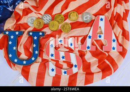 Bunte US-Buchstaben Gold Bitcoins auf Stoff mit amerikanischem Flaggensternmuster rufen Patriotismus Kryptofinanzierung hervor Stockfoto