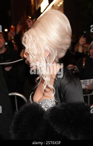 NEW YORK, NEW YORK – 16. FEBRUAR: Cher und Alexander Edwards kommen am 16. Februar 2025 in New York City vor dem „SNL50: The Anniversary Special“ an. Das Paar, bekannt für seine stilvollen Auftritte, wurde vor der mit Spannung erwarteten Veranstaltung, die fünf Jahrzehnte von „Saturday Night Live“ feierte, beim Rockefeller Center beobachtet. Der mit Sternen besetzte Abend brachte einige der größten Namen der Unterhaltung zusammen, um das Erbe der legendären Sketch-Comedy-Show zu ehren. (Foto: Giada Papini Rampelotto/EuropaNewswire). Stockfoto