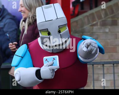 London, Großbritannien. Februar 2025. LONDON, ENGLAND - Hammerhead Mascot beim Barclays FA Women's Super League Fußball Spiel zwischen West Ham United Women und Brighton and Hove Albion Women im Chigwell Construction StadiumVictoria Road, Dagenham am 16. Februar 2025 in Dagenham, England. Quelle: Action Foto Sport/Alamy Live News Stockfoto